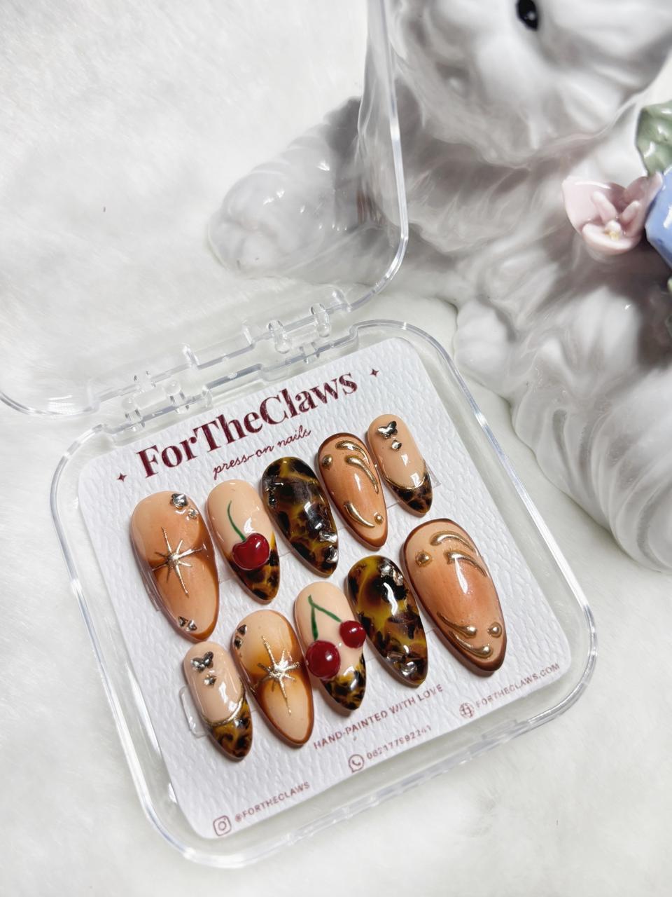 Tortoise Kiss press-on nail set